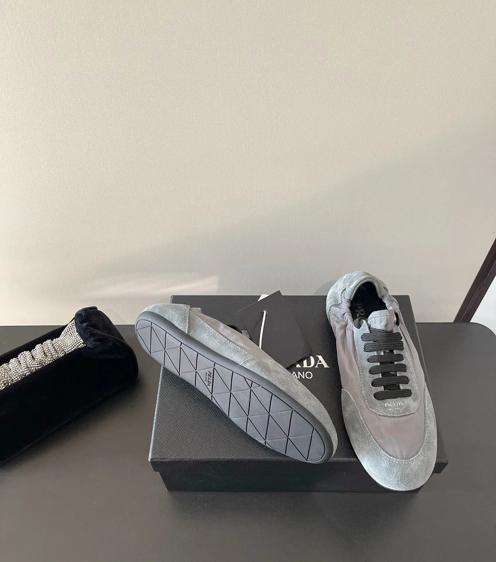 👟👟Ex-factory price 540👟👟 PRADA multi-color comfortable new Dexun ballet shoes in early spring🥂 The original top-quality replica is sold simultaneously at the counter. The fabric is made of specially imported fabrics mixed with Beijing leather. The whole pair of shoes has a very high texture. The lining is cowhide and the original imported rubber sole. The style is simple and fashionable, and the upper feet are very delicate! Color: 11 colors Heel height: flat Size: 35-41 (40 to 41 customized, non-refundable)